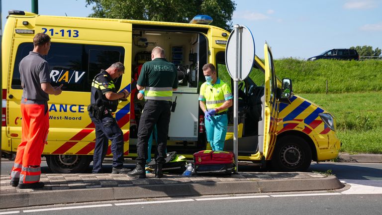 Politie en ambulance bij de persoonlijke bezittingen van de fietser (foto: Gabor Heeres/SQ Vision Mediaprodukties).