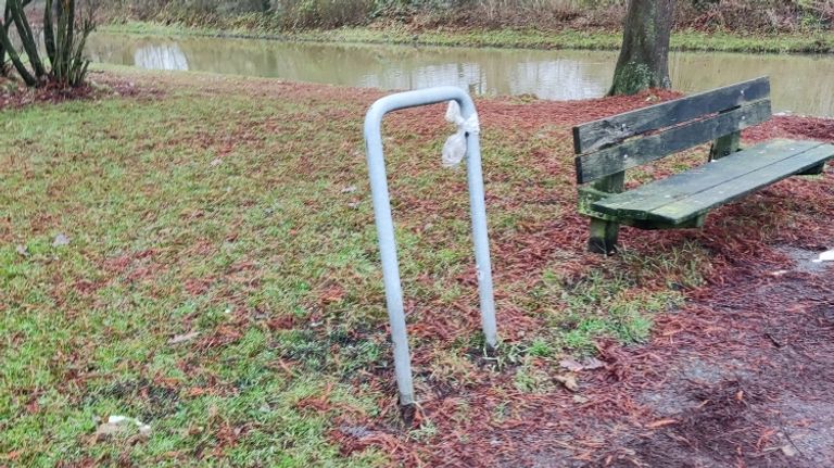 Een vernielde prullenbak in het Beatrixpark in Den Bosch.