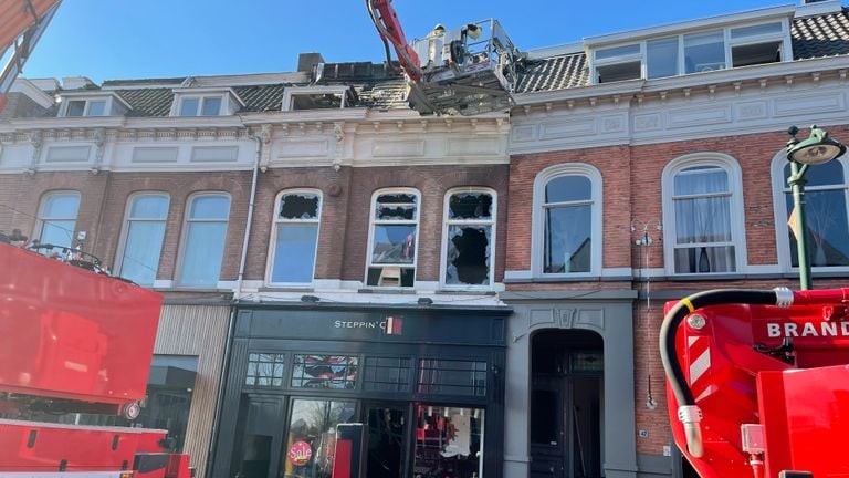 De schade aan de Wilhelminastraat in Breda is bij daglicht goed te zien (foto: René van Hoof).