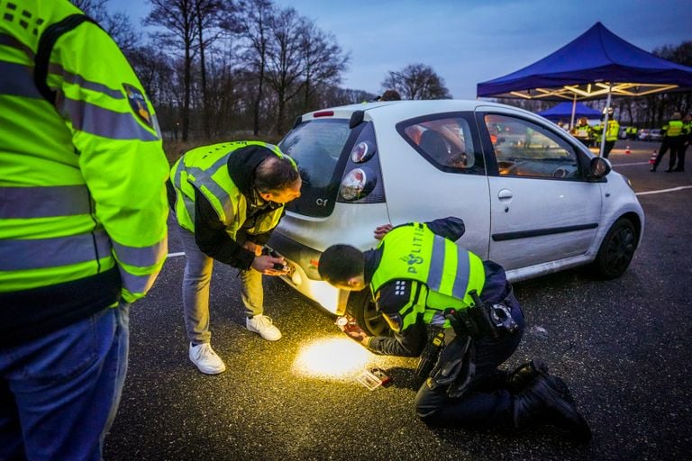 De auto's werden minutieus gecontroleerd (foto: SQ Vision).