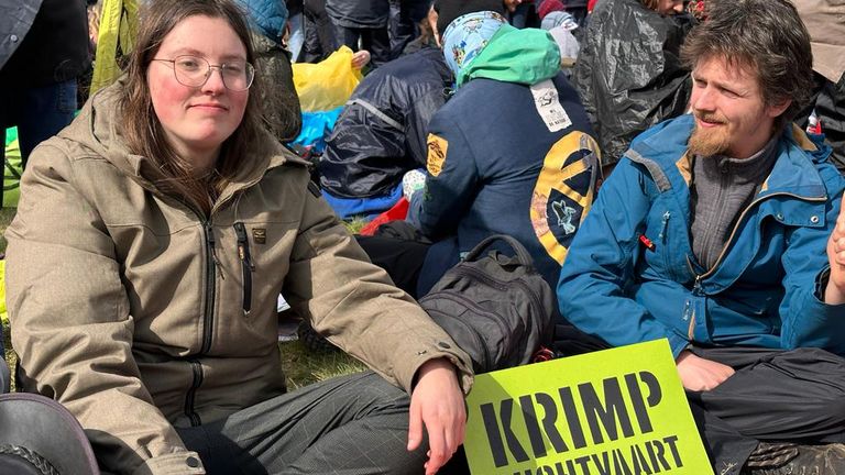 Zittend protest op Eindhoven Airport (foto: Jan Peels).