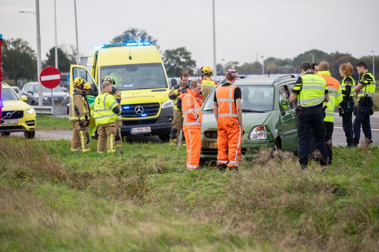 De automobiliste is naar een ziekenhuis gebracht (foto: Christian Traets/SQ Vision).