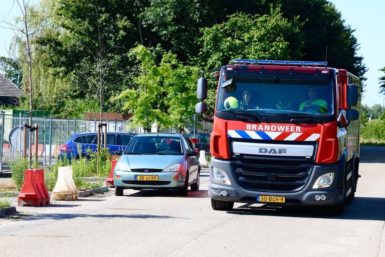 De brandweer werd ingeschakeld vanwege de brand in de loods in Sint-Oedenrode (foto: Sander van Gils/SQ Vision).