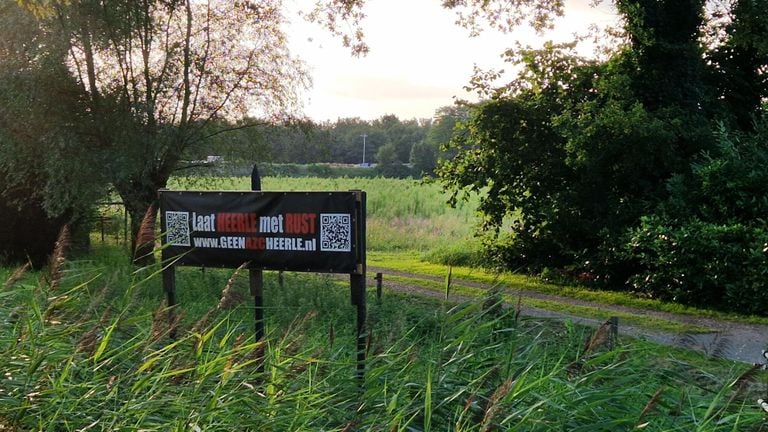 Protestbord in Heerle (foto: Tom Berkers).