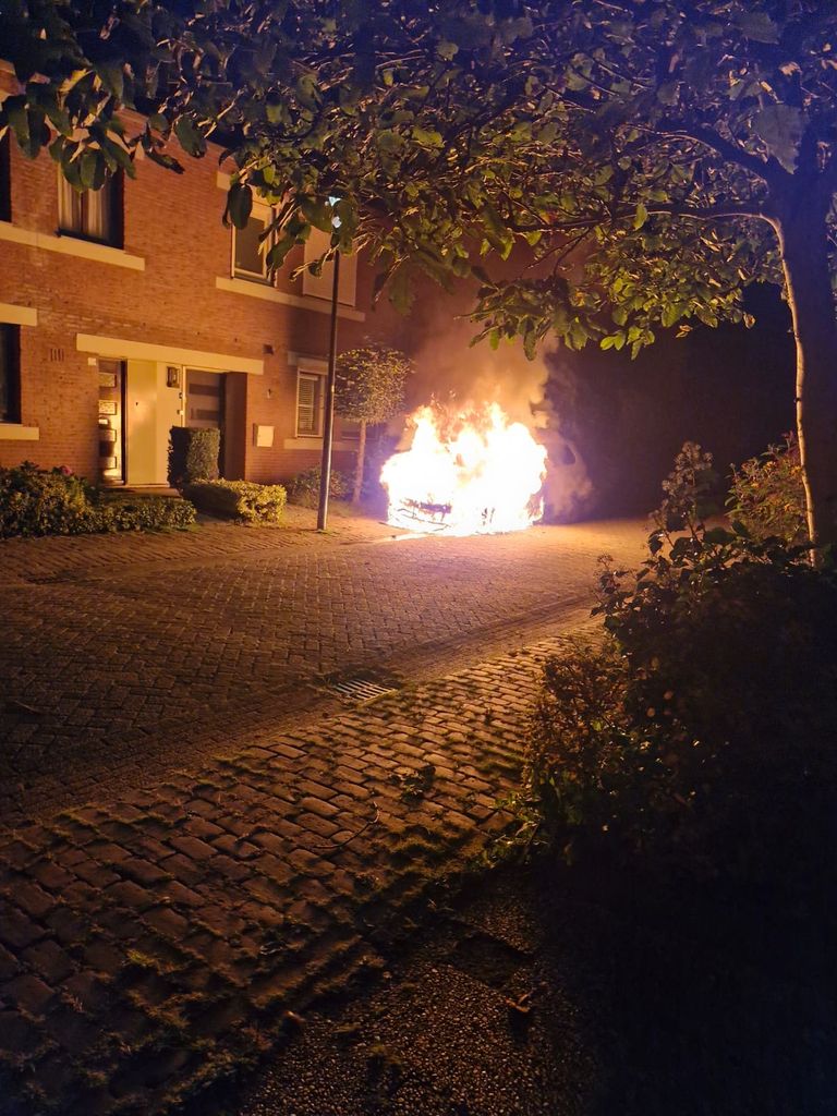De vlammen sloegen uit de auto aan de Ripaertsbeemd in Breda (foto: Marco de Gardeijn).