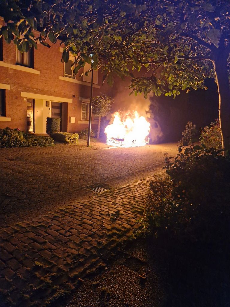 De vlammen sloegen uit de auto aan de Ripaertsbeemd in Breda.