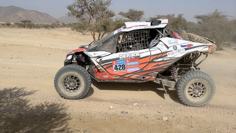 De buggy met Sander Derikx achter het stuur en Marnix Leeuw als navigator.