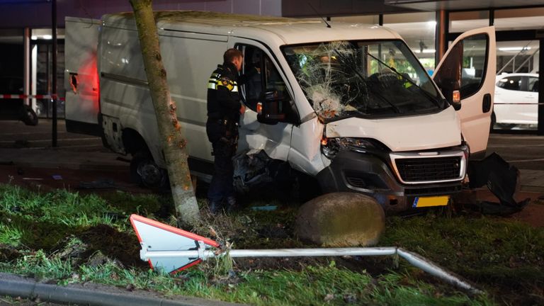 De bestelbus raakte door de crash zwaar beschadigd (foto: Bart Meesters/SQ Vision).