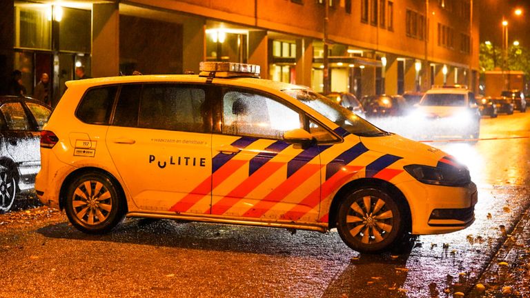 Een huis en een auto in de Echternachlaan in Eindhoven zijn geraakt door kogels (foto: Dave Hendriks/SQ Vision).