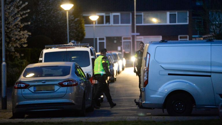 De politie kwam na het schieten met meerdere eenheden naar de Meerhoutstraat in Breda (foto: Perry Roovers).
