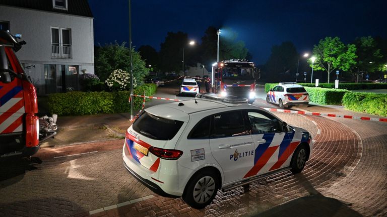 De politie doet onderzoek na de plofkraak n Diessen (foto: Toby de Kort/SQ Vision).