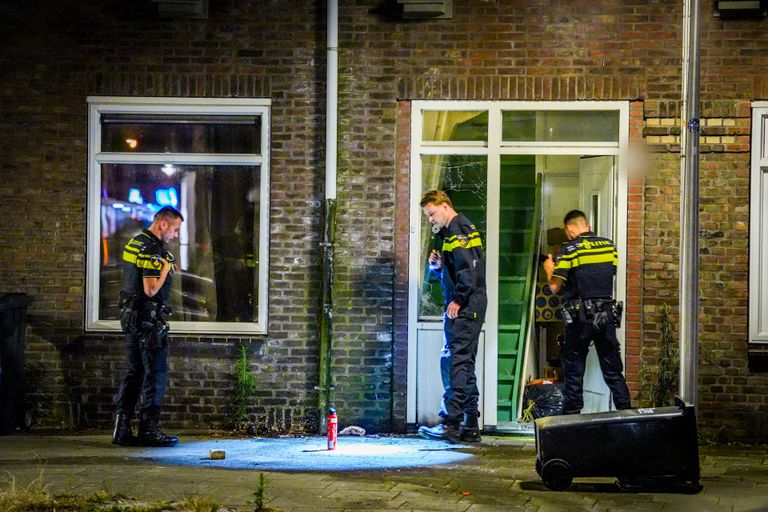 De politie doet onderzoek bij het huis aan de Lassusstraat in Eindhoven (foto: SQ Vision).