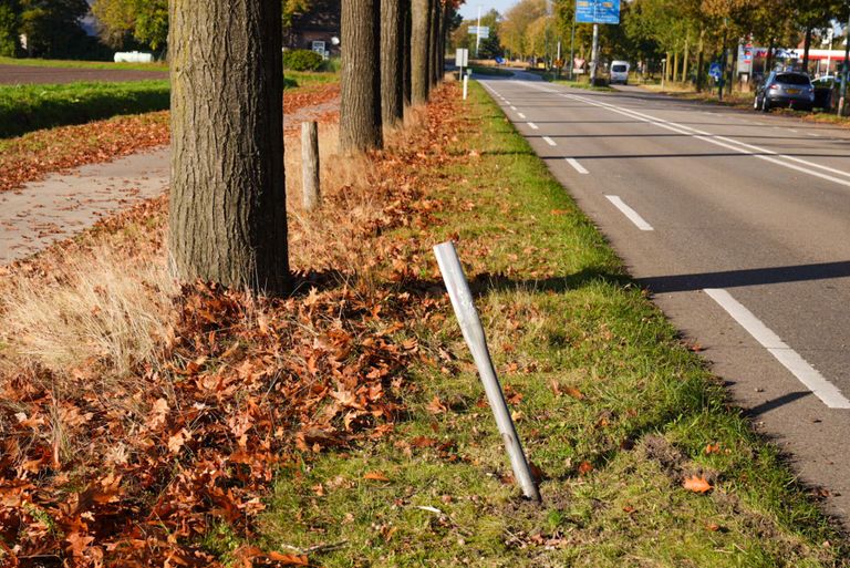 Het beschadigde hectometerpaaltje (foto: Harrie Grijseels/SQ Vision).