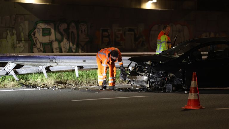 De auto raakte bij de botsing op de A2 zwaar beschadigd (foto: Sander van Gils/SQ Vision).