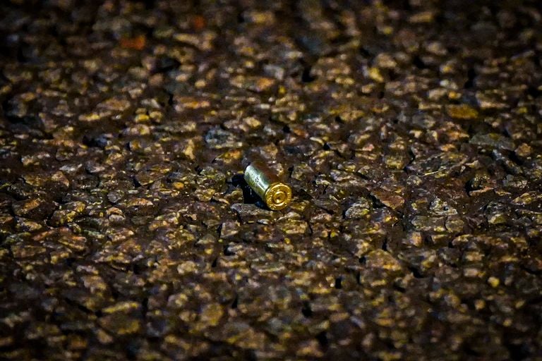 Op straat werd een kogelhuls gevonden (foto: SQ Vision).