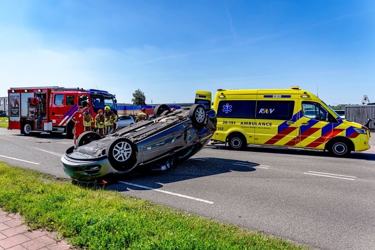 De brandweer en ambulancepersoneel werd opgeroepen na de botsing in Raamsdonksveer (foto: Marcel van Dorst/Eye4Images).