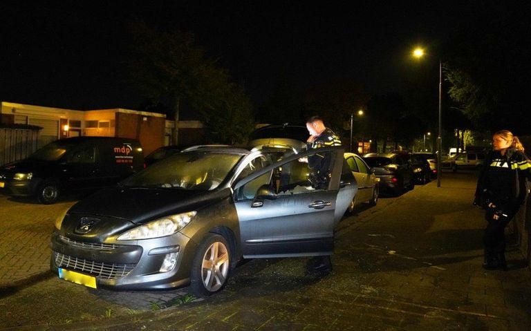 De politie onderzoekt de autobrand aan de straat Smaragd in Den Bosch (foto: Bart Meesters).