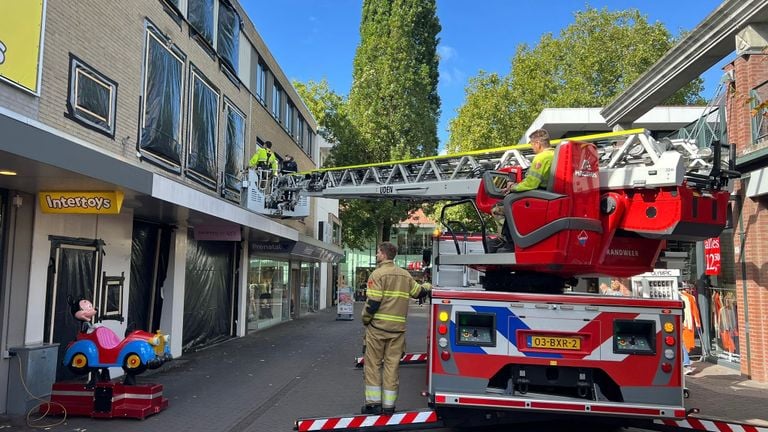 De brandweer helpt met het onderzoek in Uden (foto: Dtv Nieuws).