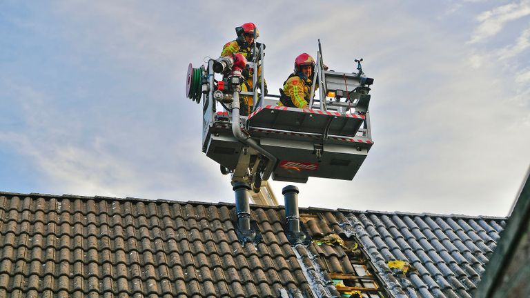 Met hoogtewerker en camera wordt de hitte in het dak bekeken. (Foto: Rico Vogels SQVision) 