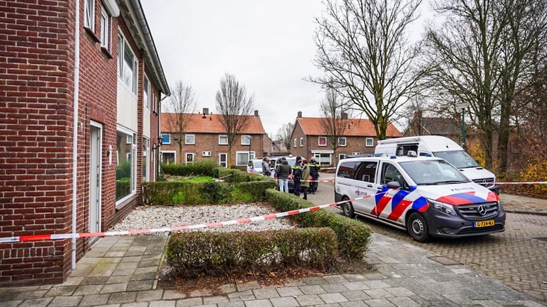 Politie bij de overvallen woning in Lieshout (foto: SQ Vision Mediaprodukties).