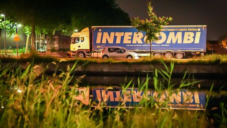Een vrachtwagenchauffeur bracht de reddingsactie op gang (foto: Sem van Rijssel/SQ Vision Mediaprodukties).