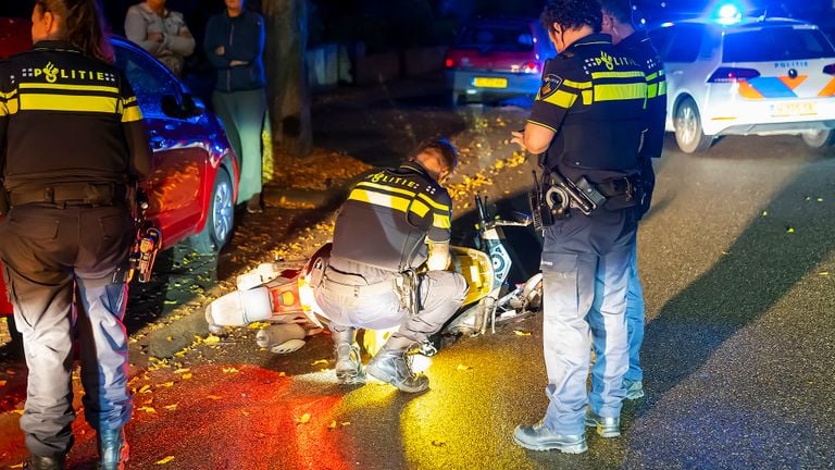 Zowel de auto's als de scooter raakten bij de botsing beschadigd (foto: Gabor Heeres/SQ Vision).