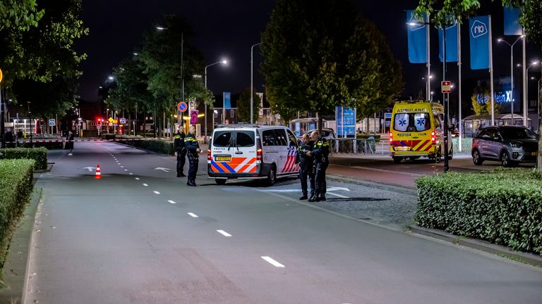De schietpartij in de Burgemeester Brokxlaan in Tilburg vond rond een uur vrijdagnacht plaats (foto: Jack Brekelmans/SQ Vision).