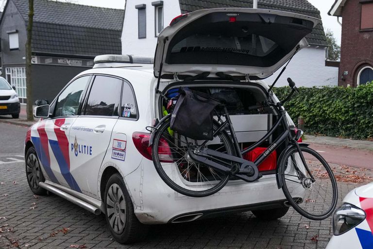 De fiets van de aangereden vrouw is door de politie naar haar huis gebracht (foto: Harrie Grijseels/SQ Vision).