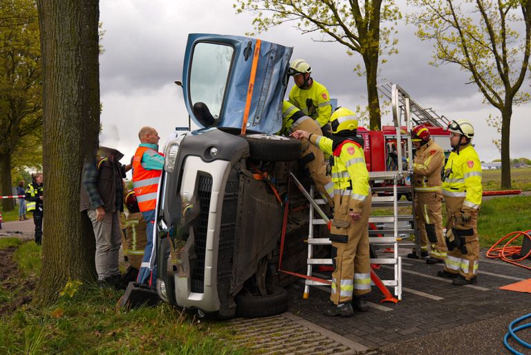 De bus raakte met het dak een boom (foto: Harrie Grijseels/SQ Vision).