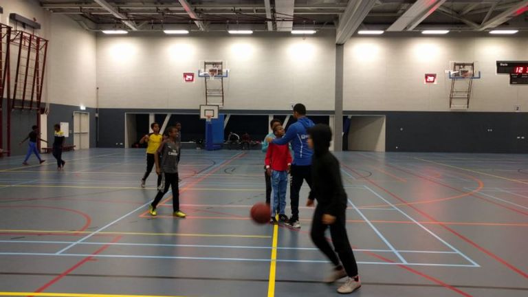 Nassar Chakir in gesprek met één van de jongeren (foto: Malini Witlox).