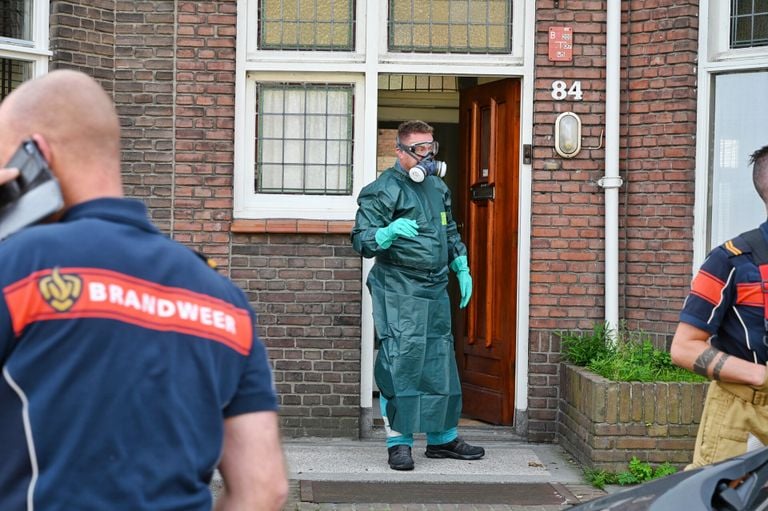 Hulpdiensten bij het huis van Yvon K. in Tilburg (foto: Toby de Kort/ SQ Vision).