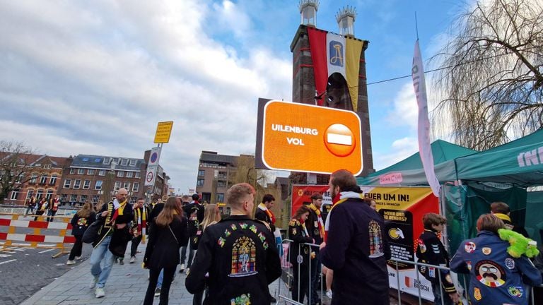 Uilenburg is VOL, laat de gemeente via LED-schermen weten. (Foto: Noel van Hooft)