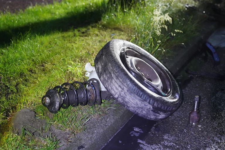 De auto verloor bij de crash in Kaatsheuvel een wiel (foto: Bart Meesters).