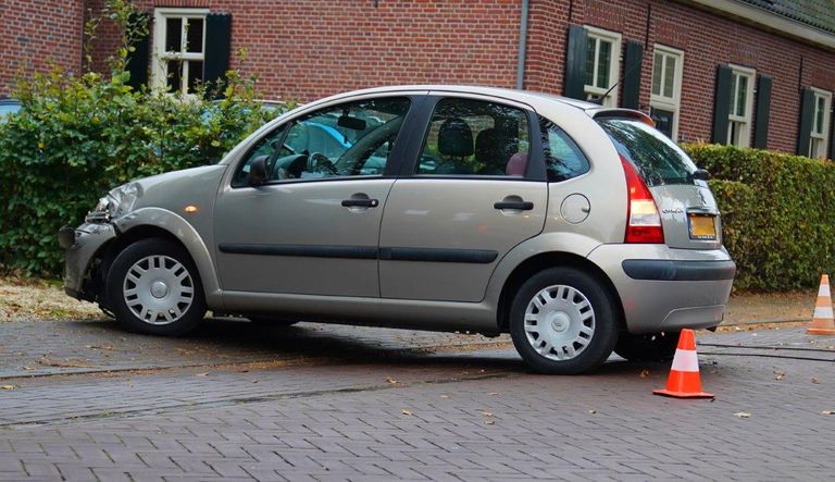 Auto en scooter tegen elkaar gebotst (foto: Bart Meesters/SQ Vision).