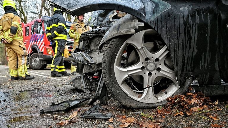 Vrouw zwaargewond na botsing tegen boom (foto: Toby de Kort/SQ Vision).