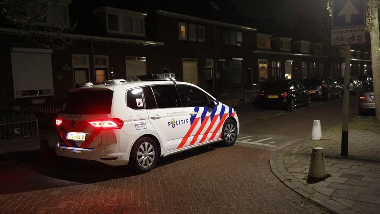 De politie ging met meerdere eenheden naar de wijk Kalsdonk in Roosendaal (foto: Christian Traets/SQ Vision).