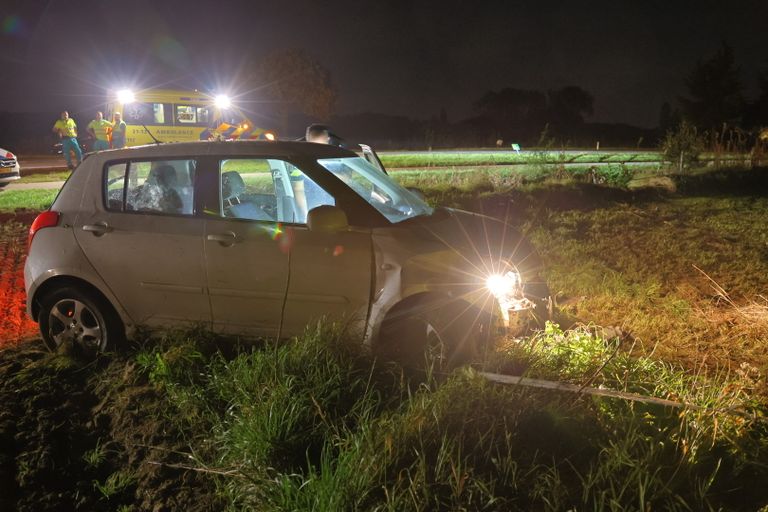 De auto belandde op een weiland langs de Hapseweg bij Oeffelt (foto: SK-Media).