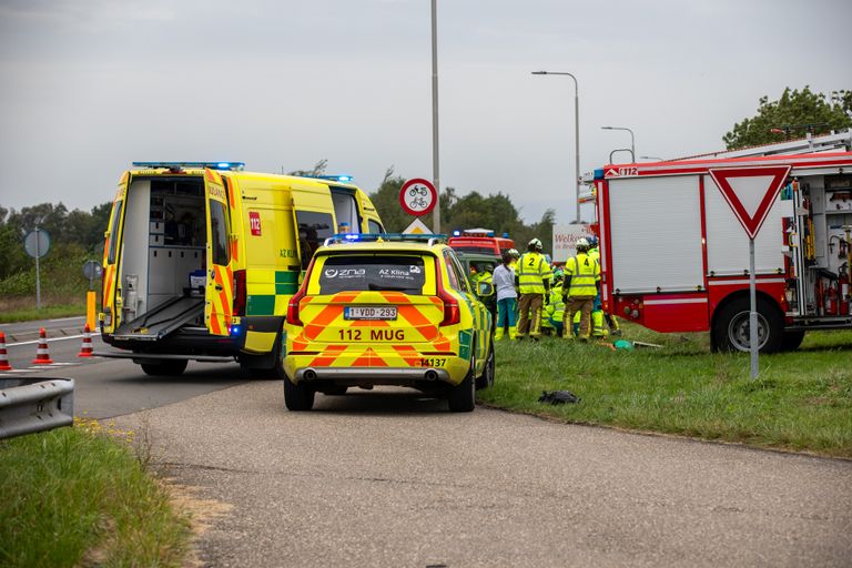 Diverse hulpdiensten werden opgeroepen na het ongeluk op de Antwerpseweg bij Nispen (foto: Christian Traets/SQ Vision).