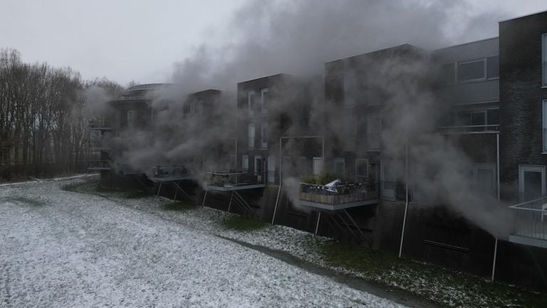 Het vuur zou inmiddels ook in appartementen woeden (foto: Bart Meesters/SQ Vision).