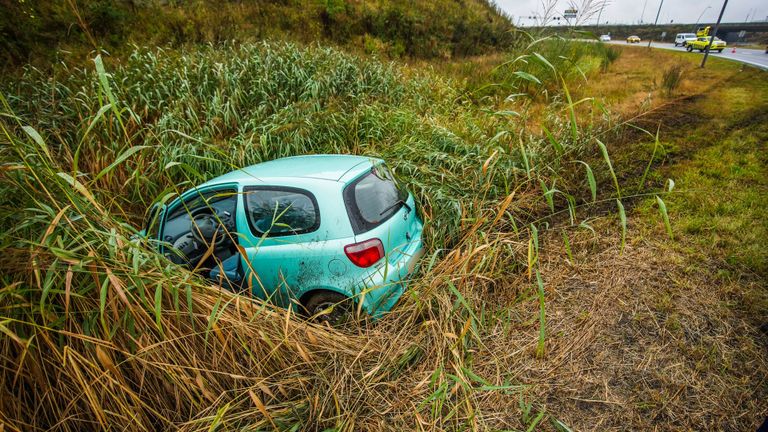 De bestuurder slaagde erin zelf uit de auto te komen (foto: SQ Vision).