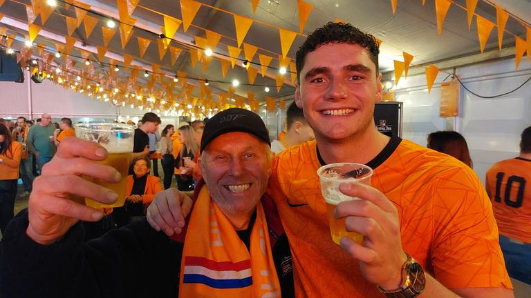 Oranjefans in de pauze.