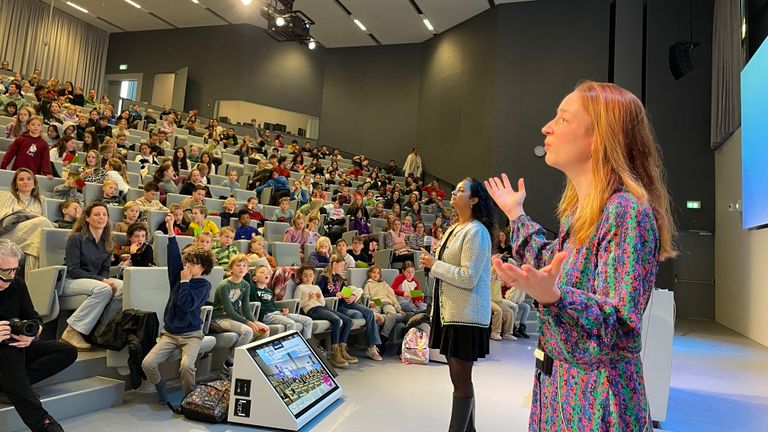 Onderzoeker Anne-Mette Hermans geeft les in sociale media (foto: Omroep Brabant).