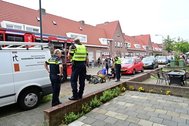 De hulpdiensten hadden de situatie aan de Plataanstraat in Breda snel onder controle (foto: Perry Roovers/SQ Vision).
