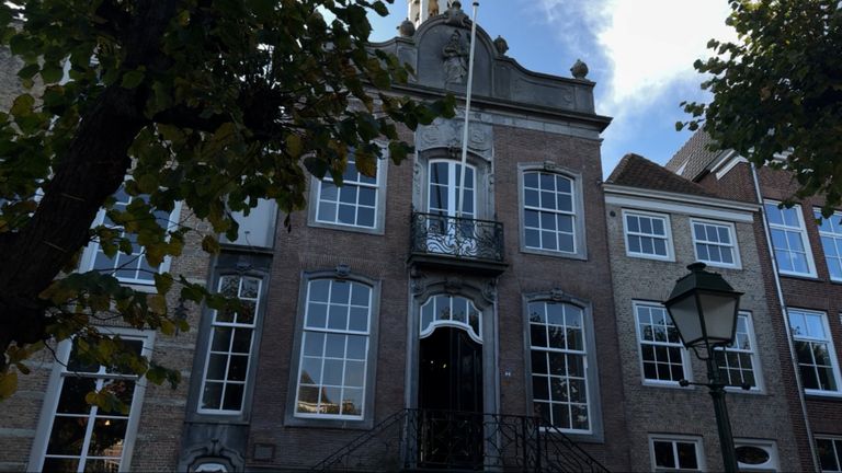 Het oude stadhuis in Geertruidenberg wordt omgebouwd tot hotel (foto: Niek de Bruijn).