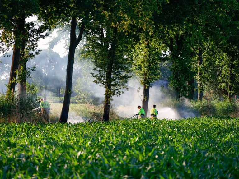 De brandweer aan het werk (foto: Addy Smits/Persbureau Heitink).