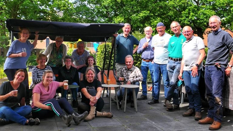 Leden van de carnavalsvereniging en verpleegkundigen in de nieuwe tuin.