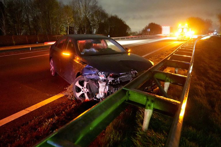 Het ging mis op  de A2 van Eindhoven richting Weert, vlakbij de afrit Maarheeze (foto: WdG/SQ Vision). 