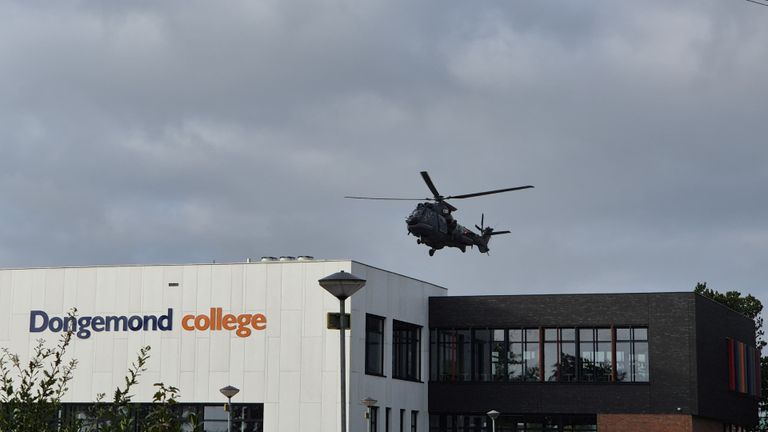 Eén van de helikopters van Defensie, boven de middelbare school in Raamsdonksveer (foto: Niek de Bruijn).