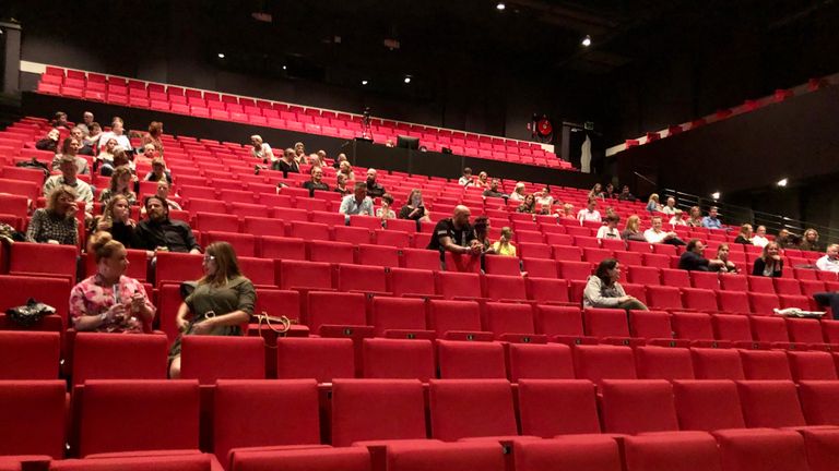 Gespreid publiek tijdens de uitvoering van de schoolmusical (foto: Raoul Cartens).