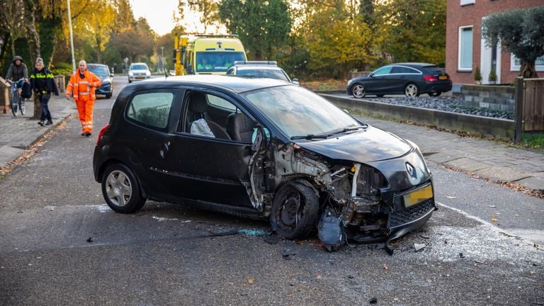 De auto raakte zwaar beschadigd bij de botsing in Roosendaal (foto: Christian Traets/SQ Vision).